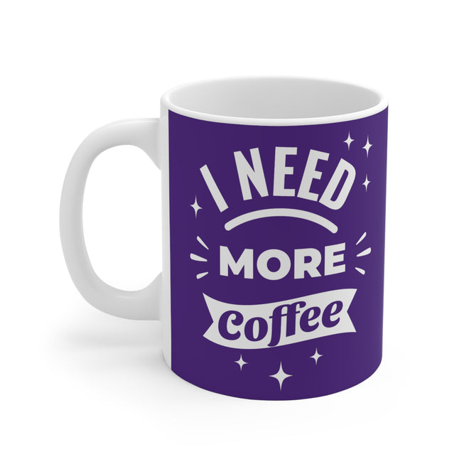 Lustige Spruchtasse – 'I Need More Coffee' Violett