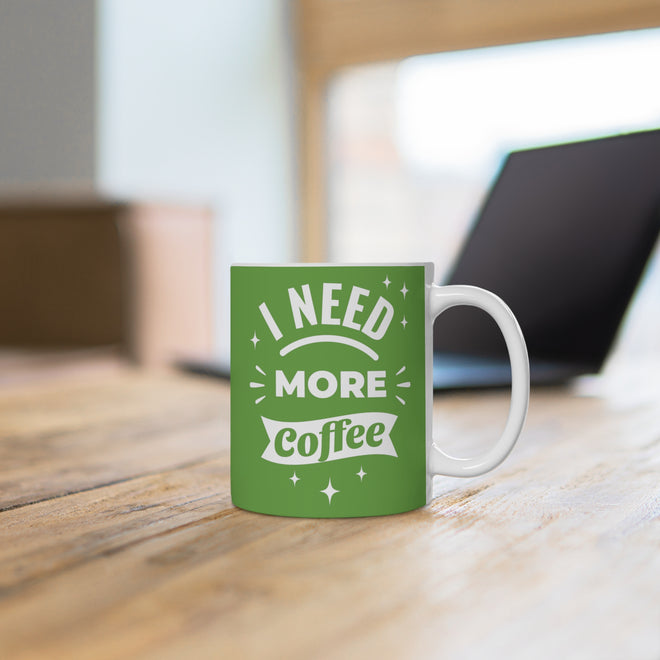 Lustige Spruchtasse – 'I Need More Coffee' Grün