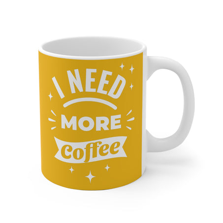 Lustige Spruchtasse – 'I Need More Coffee' Gelb