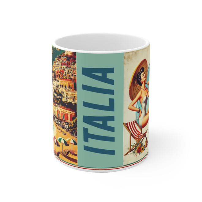 Kaffeetasse mit einer Kombination aus zwei Vintage-Illustrationen, die eine italienische Küstenstadt und eine stilvolle Frau in einem Badeanzug zeigen, mit dem Wort 'ITALIA' vertikal auf der Seite.