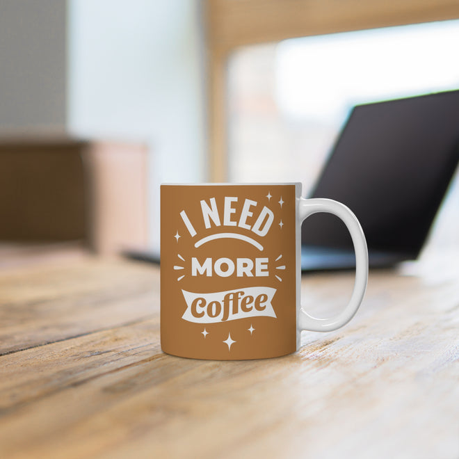 Lustige Spruchtasse – 'I Need More Coffee' Braun