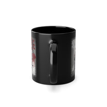 Schwarze Kaffeetasse mit einem imposanten Samurai-Design. Ein Krieger in traditioneller Samurai-Rüstung, mit Katanas in den Händen und einem dramatischen, roten und grauen Hintergrund. Japanisches Schriftzeichen-Design fügt dem Bild eine authentische Note hinzu. Ideal für Fans von Samurai-Kultur und japanischer Kunst. Seitenansicht.