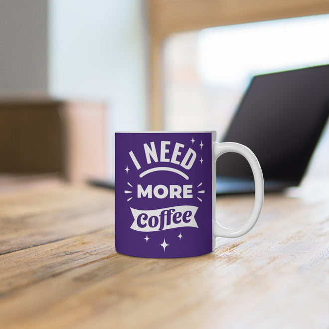 Lustige Spruchtasse – 'I Need More Coffee' Violett