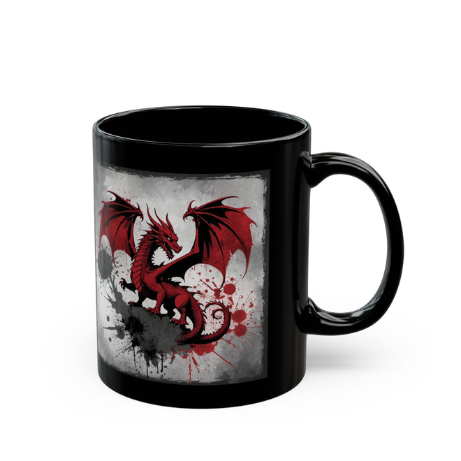 Schwarze Kaffeetasse mit einem roten Drachen-Design, dargestellt auf einem grauen, mit Blutflecken bespritzten Hintergrund.