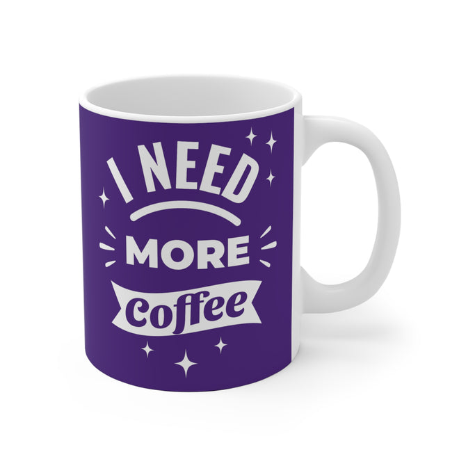 Lustige Spruchtasse – 'I Need More Coffee' Violett