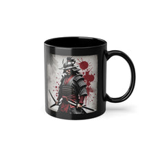 Schwarzer Kaffeebecher mit einem epischen Samurai-Design, der im traditionellen Rüstung und roten Akzenten dargestellt ist. Perfektes Geschenk für Samurai-Fans und Liebhaber japanischer Kultur.