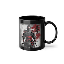 Schwarze Kaffeetasse mit einem imposanten Samurai-Design. Ein Krieger in traditioneller Samurai-Rüstung, mit Katanas in den Händen und einem dramatischen, roten und grauen Hintergrund. Japanisches Schriftzeichen-Design fügt dem Bild eine authentische Note hinzu. Ideal für Fans von Samurai-Kultur und japanischer Kunst.