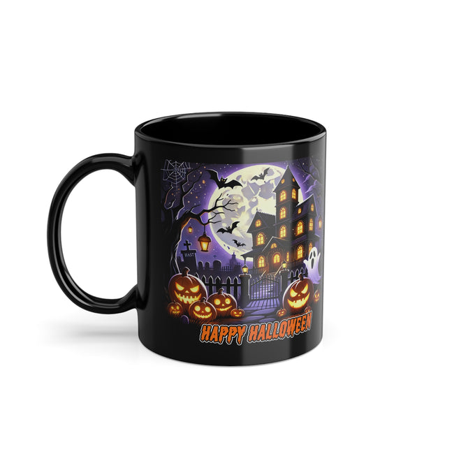 Schwarze Kaffeetasse mit einem Halloween-Design, das ein Spukhaus, Kürbislaternen und den Schriftzug 'Happy Halloween' zeigt, isoliert auf weißem Hintergrund.