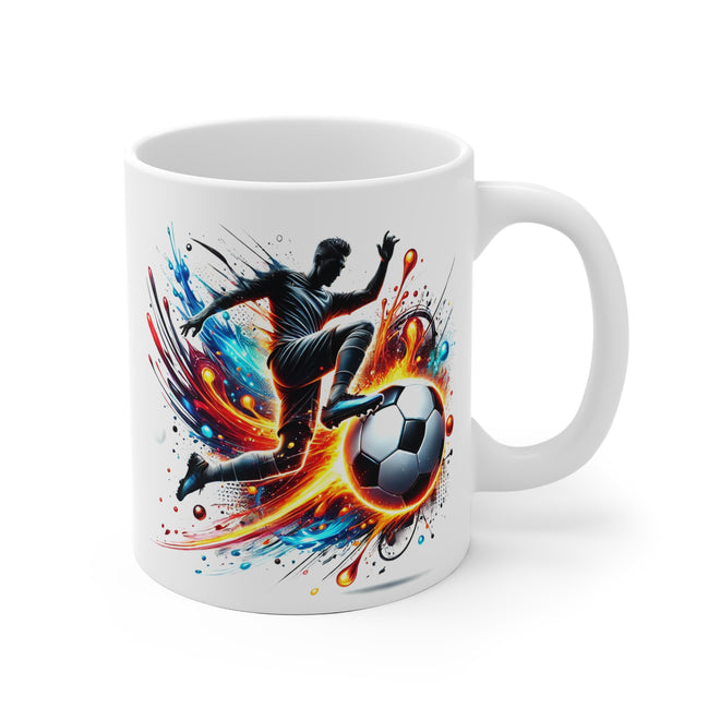 Weiße Kaffeetasse mit einem dynamischen Fußball-Design, das einen Spieler zeigt, der vor einem weissen Hintergrund einen Fußball tritt.