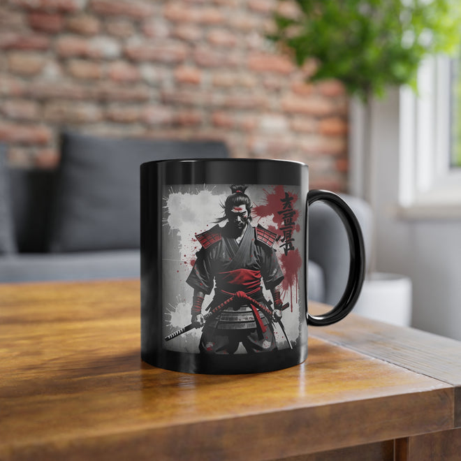 Schwarze Kaffeetasse mit einem imposanten Samurai-Design. Ein Krieger in traditioneller Samurai-Rüstung, mit Katanas in den Händen und einem dramatischen, roten und grauen Hintergrund. Japanisches Schriftzeichen-Design fügt dem Bild eine authentische Note hinzu. Ideal für Fans von Samurai-Kultur und japanischer Kunst, präsentiert auf einem Holztisch.