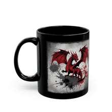 Schwarze Kaffeetasse mit einem roten Drachen-Design, dargestellt auf einem grauen, mit Blutflecken bespritzten Hintergrund.