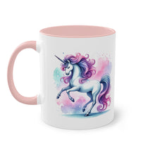 Seitenansicht einer Tasse mit rosa Griff, verziert mit einem Einhorn mit lila und pinker Mähne auf einem weissen Hintergrund